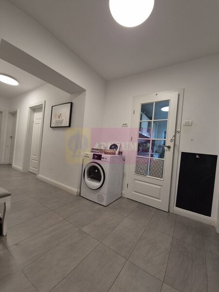 Vanzare apartament 3 camere in zona Unirii-Dambovita